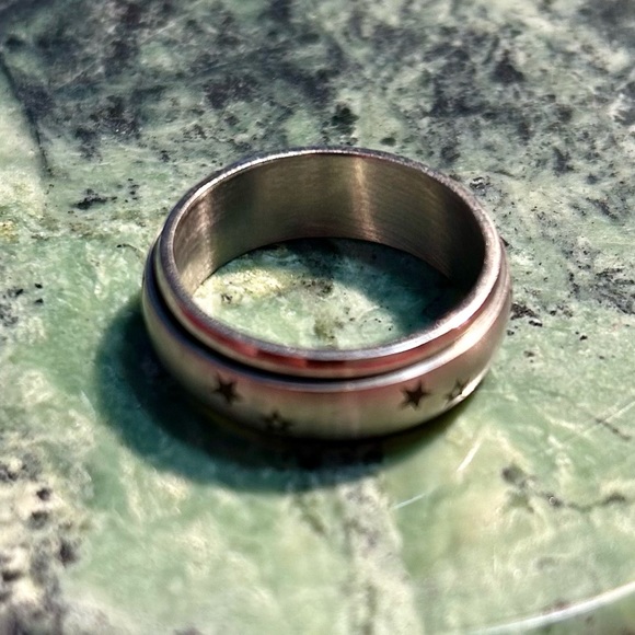 Side 12.5 men’s spinner/fidget ring - stainless steel with star details - Picture 4 of 4